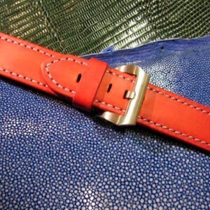 Красный ремешок для часов с голубой прошивкой