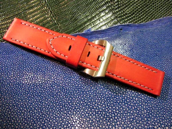 Красный ремешок для часов с голубой прошивкой